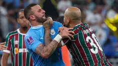 Pemain Manchester City, Kyle Walker (kiri) bersitegang dengan pemain Fluminense, Felipe Melo setelah laga final Piala Dunia Antarklub 2023 di King Abdullah Sports City, Jeddah, Arab Saudi, Sabtu (23/12/2023) dini hari WIB. (AFP/Giuseppe Cacace)