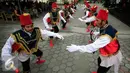 Sejumlah penari menampilkan tarian Badui Al Muin pada Gelar Seni taman Budaya Yogyakarta, Jumat (18/3). Gelar seni yang menampilkan kesenian tradisonal kabupaten-kota Se DIY akan berlangsung hingga 20 Maret 2016. (Liputan6.com/Boy Harjanto)