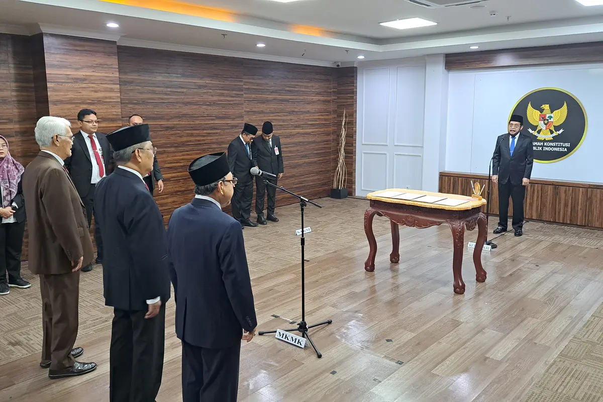 Wahiduddin Adams, Jimly Asshiddiqie, dan Bintan R. Saragih resmi dilantik sebagai anggota Majelis Kehormatan Mahkamah Konstitusi (MKMK) terkait gugatan usia calon presiden (capres) calon wakil presiden (cawapres) pada Selasa (24/10) siang (Lydia Fransisca