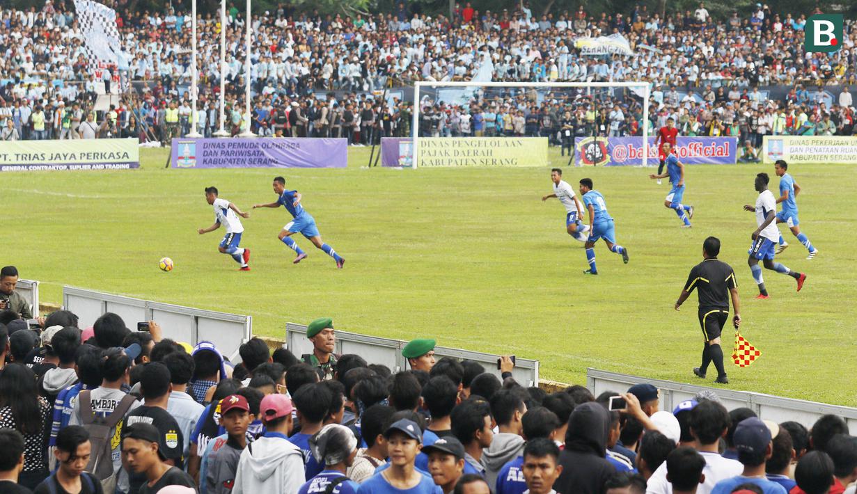Suporter saat menyaksikan pertandingan antara Perserang Serang melawan Persib Bandung pada laga uji coba di Stadion Maulana Yusuf, Serang, Kamis (1/3/2018). Persib menang 6-0 atas Perserang. (Bola.com/M Iqbal Ichsan)