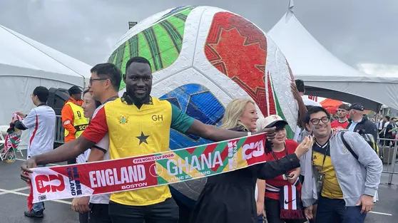 Foto Eksklusif: Lautan Putih dan Merah-Kuning-Hijau, Keseruan Suporter Inggris dan Ghana Warnai Gillette Stadium