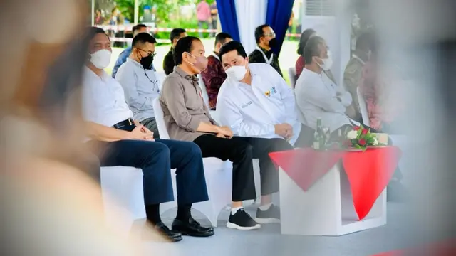 Presiden Jokowi dan Menteri BUMN Erick Thohir serta sejumlah menteri kabinet.