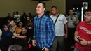 Penyanyi dangdut Saipul Jamil bersiap menjalani sidang pembacaan putusan hakim di Pengadilan Tipikor Jakarta, Senin (31/7). Saipul Jamil mendapatkan Kado Ultah Hukuman Tiga Tahun Penjara. (Liputan6.com/Helmi Afandi)