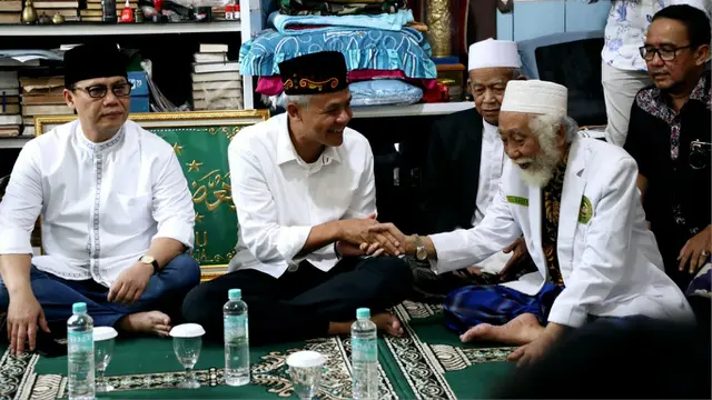 Bakal calon presiden (bakal capres) dari PDI Perjuangan (PDIP) Ganjar Pranowo melakukan silahturahmi dengan ulama kharismatik Banten Kiai Haji Ahmad Muhtadi bin Dimyathi al-Bantani atau yang lebih dikenal dengan Abuya Muhtadi.