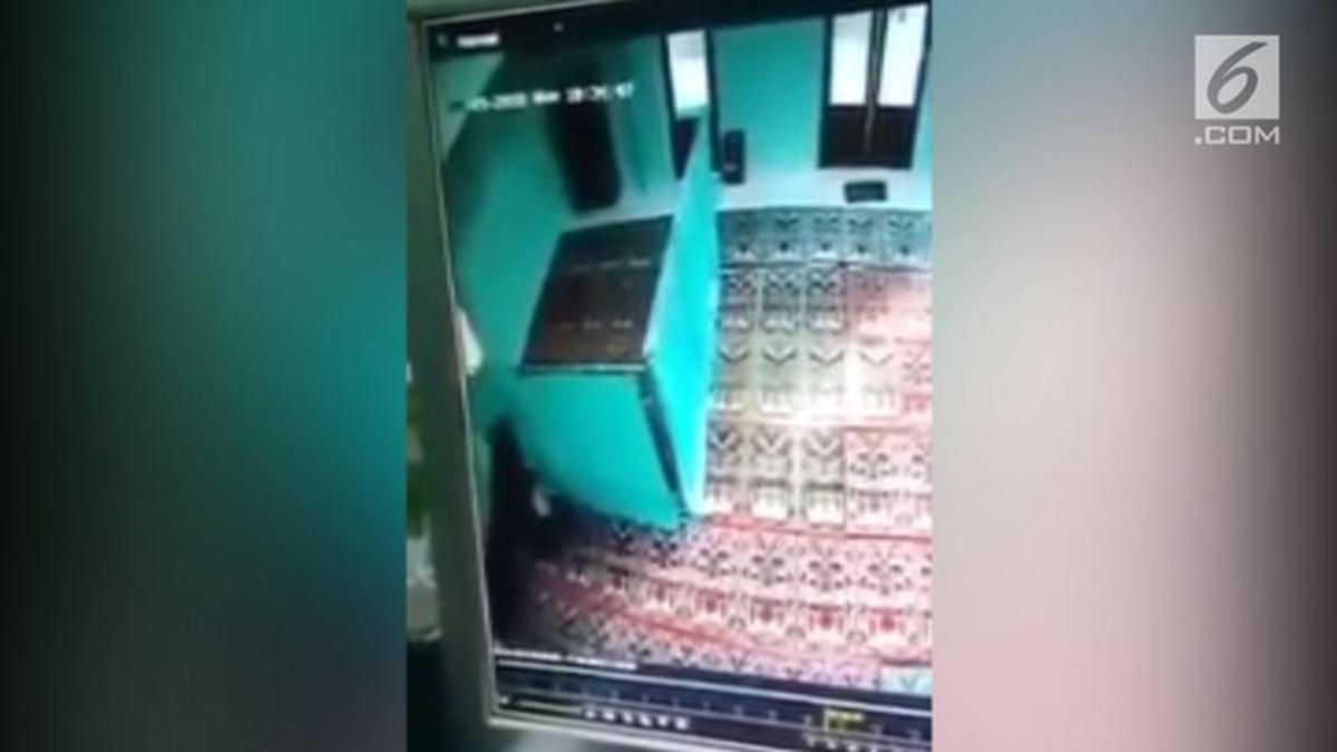 VIDEO: Pasangan Santri Mesum di Masjid Terekam Kamera CCTV - Regional  Liputan6.com