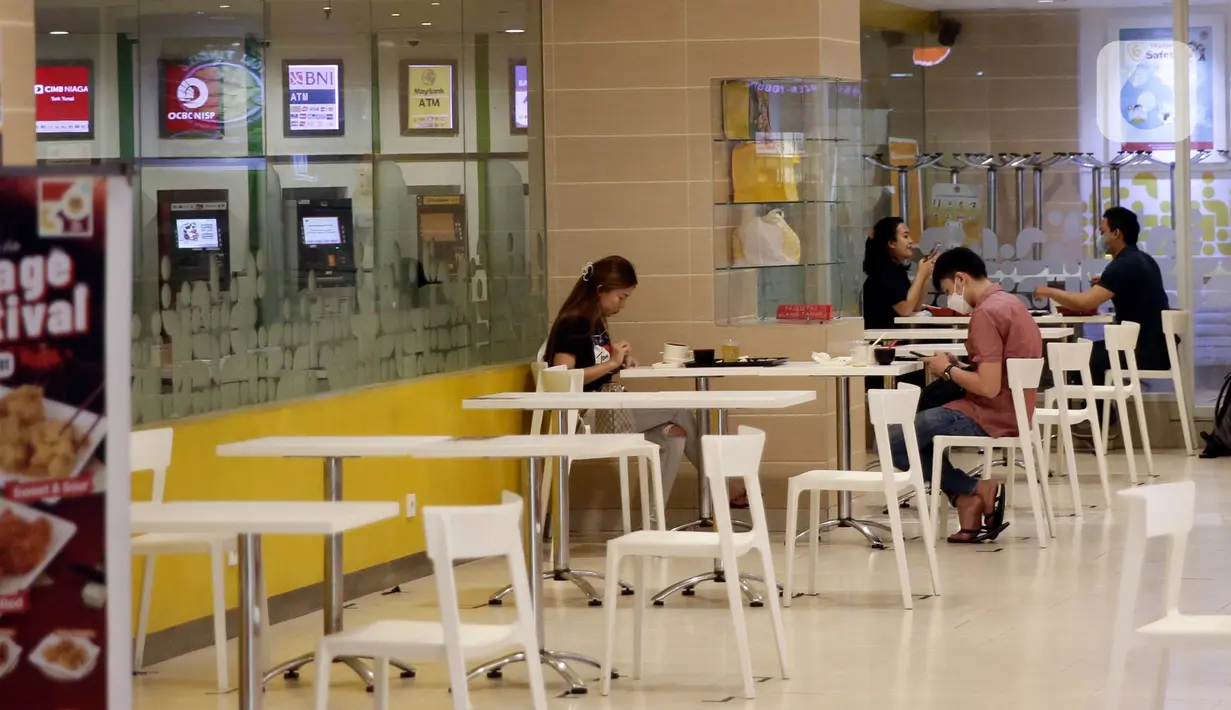 Pengunjung menyantap makanan di restoran yang berada di Mal Central Park, Jakarta, Jumat (20/8/2021). Restoran dalam pusat perbelanjaan kini bisa makan di tempat dengan syarat kapasitas maksimal 25 persen, satu meja maksimal dua orang, dan waktu makan maksimal 30 menit. (Liputan6.com/Angga Yuniar)