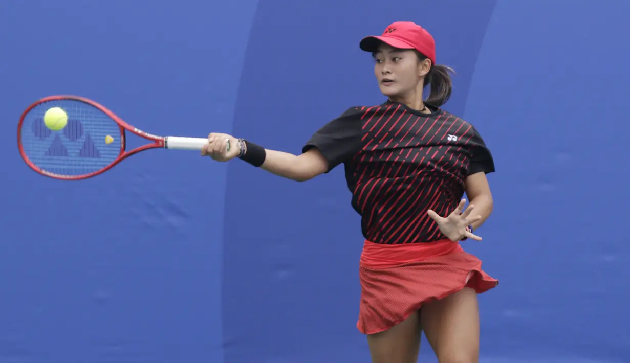 Ganda Indonesia, Priska Nugroho / Rifanty Kahfiani, saat melawan Peangtarin Plipuech / Tamarine Tanasugarn pada SEA Games 2019 di Kompleks Rizal Memorial, Kamis (5/12). Ganda Indonesia kalah 4-6, 7-6 dan 5-10. (Bola.com/M Iqbal Ichsan)