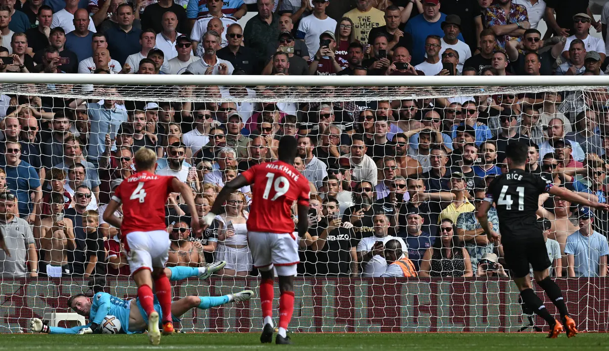 Di laga sebelumnya melawan West Ham United, Dean Henderson yang merupakan pemain pinjaman dari Manchester United tersebut juga sukses menepis tendangan penalti yang dieksekusi oleh Declan Rice. (AFP/Paul Ellis)