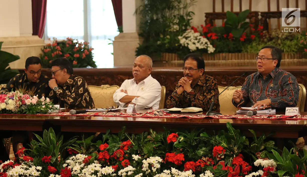 Menteri PPN/Kepala Bappenas Bambang Brodjonegoro (kanan) memberikan keterangan pers terkait pemindahan Ibu Kota di Istana Negara, Jakarta, Senin (26/8/2019). Pemerintah berkomitmen tidak akan menggunakan APBN yang bersumber dari penerimaan pajak. (Liputan6.com/Angga Yuniar)