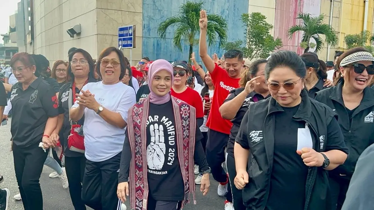 Istri Ganjar Pranowo, Siti Atikoh menyapa dan melakukan Senam Ceria di kawasan Pohon Kasih Megamas bersama ribuan masyarakat Manado, Rabu (17/1/2024).