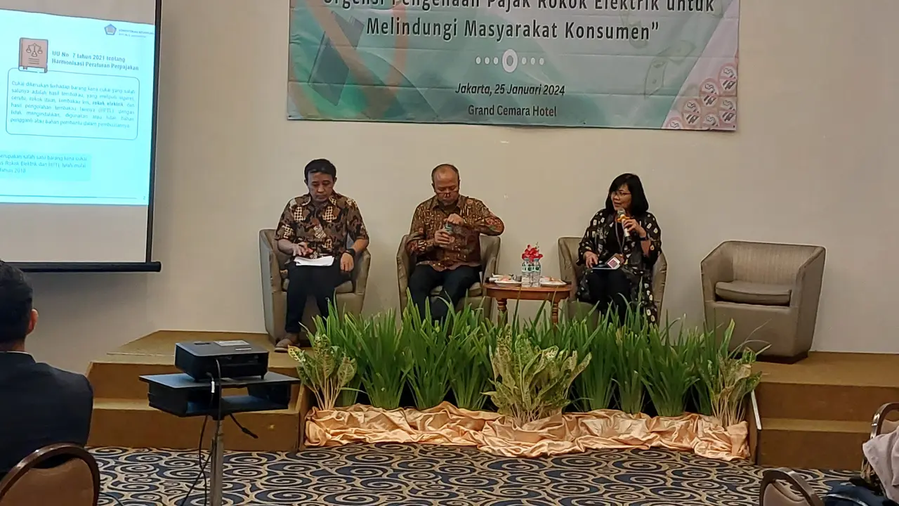 Direktur Pajak Daerah dan Retribusi Daerah Kementerian Keuangan (Kemenkeu) Lydia Kurniawati dalam dalam Diskusi Publik YLKI bertajuk "Urgensi Pengenaan Pajak Rokok Elektronik untuk Melindungi Konsumen", di Jakarta, Kamis (25/1/2024). (Arief/Liputan6.com)