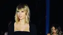 Kabar terbaru, Taylor Swift dan Joe Alwyn baru menjalin hubungan mereka sejak bulan Oktober di tahun 2016 lalu. Sejak putus dengan Tom Hiddleton, Joe Alwyn memang sosok pria yang baru hadir dalam kisah cinta Taylor. (Instagram/taylorswift)