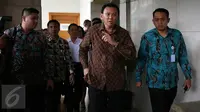 Gubernur DKI Jakarta Basuki T Purnama usai menjalani pemeriksaan di Bareskrim Polri, Jakarta, Senin (24/10). Kedatangannya untuk mengklarifikasi kasus dugaan penistaan agama yang dituduhkan padanya. (Liputan6.com/Johan Tallo)