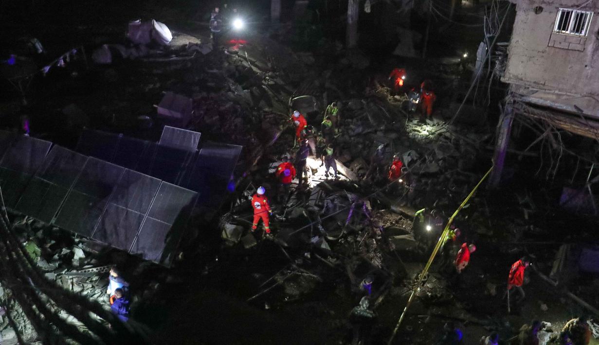 Para sukarelawan Palang Merah Lebanon mencari kemungkinan korban di sebuah bangunan yang hancur akibat serangan udara Israel di kota pelabuhan Sidon, Lebanon selatan, Selasa 6 Januari 2026 pagi waktu setempat. Sebuah serangan kembali menghantam wilayah Lebanon. (AP Photo/Mohammed Zaatari)
