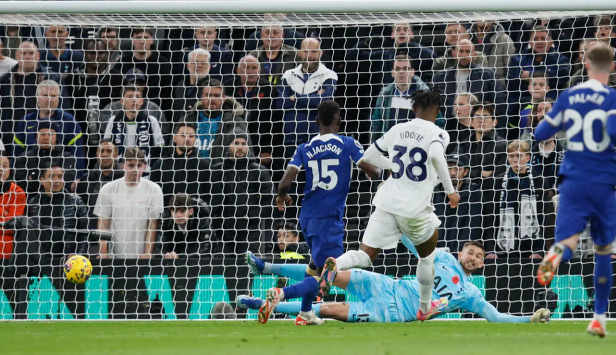 Tottenham Hotspur membuka keunggulan sejak menit ke-6 lewat gol Dejan Kulusevski usai meneruskan umpan Pape Matar Sarr. Chelsea akhirnya berhasil mencetak gol penyeimbang lewat penalti Cole Palmer pada menit ke-27 dan hattrick Nicolas Jackson pada menit ke-75, 90+4, dan 90+7. (AP Photo/David Cliff)