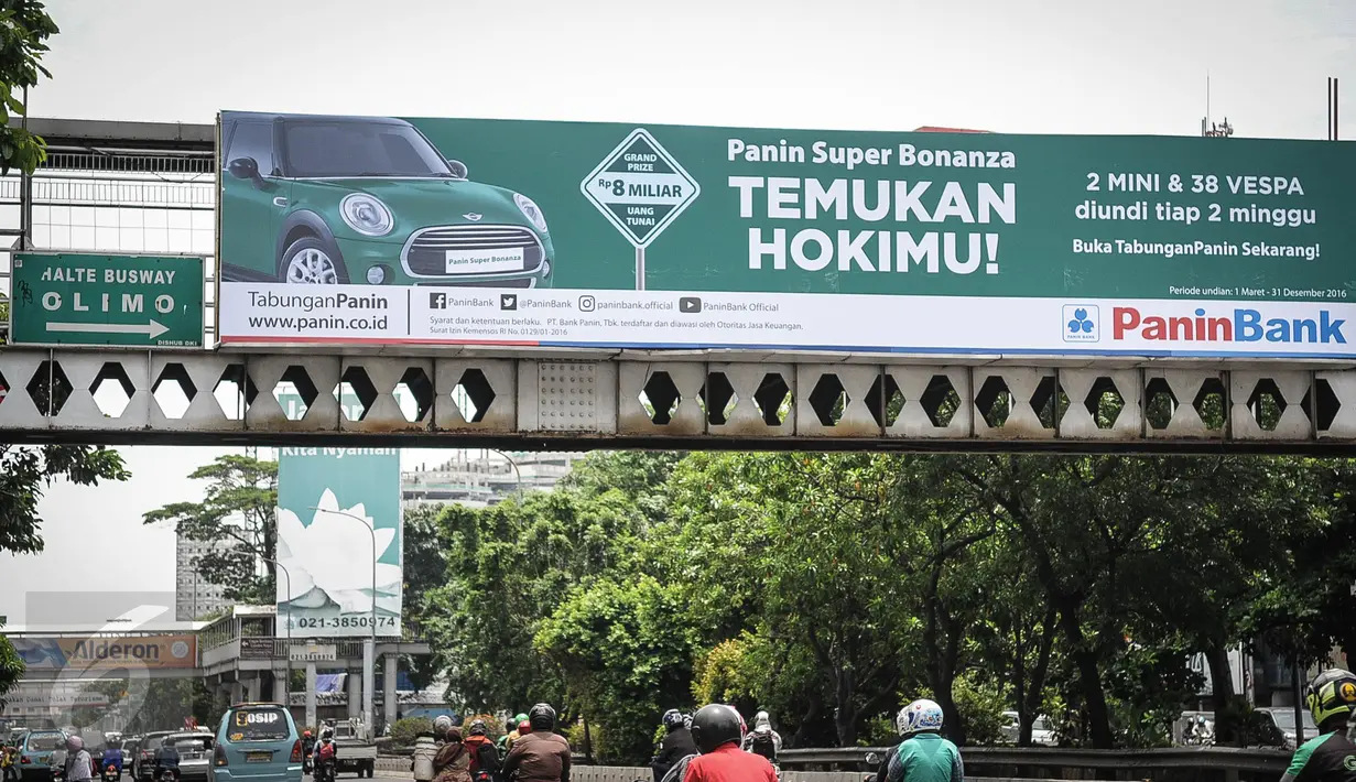 Sebuah papan iklan terpasang di Jembatan Penyeberangan Orang (JPO) di kawasan Hayam Wuruk Jakarta, Rabu (28/9). Menyusul robohnya JPO di Pasar Minggu, Pemprov DKI bakal membuat Pergub larangan papan iklan dipasang di JPO. (Liputan6.com/Faizal Fanani)