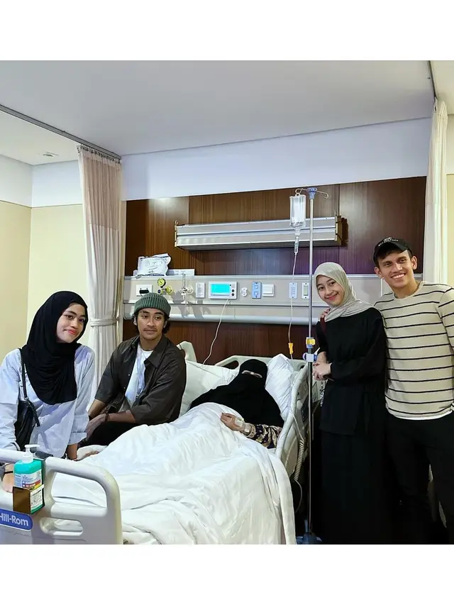 6 Potret Adiba Khanza dan Egy Maulana Jenguk Umi Pipik Sakit, Jadi Penyemangat