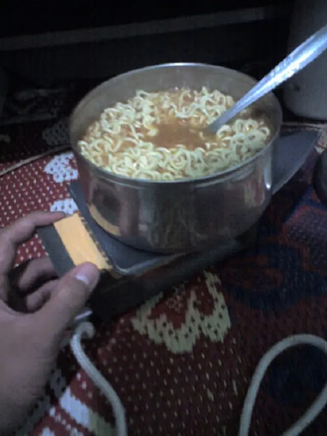 6 Fungsi Lain Setrika ala Anak Kost Ini Bikin Ngelus Dada