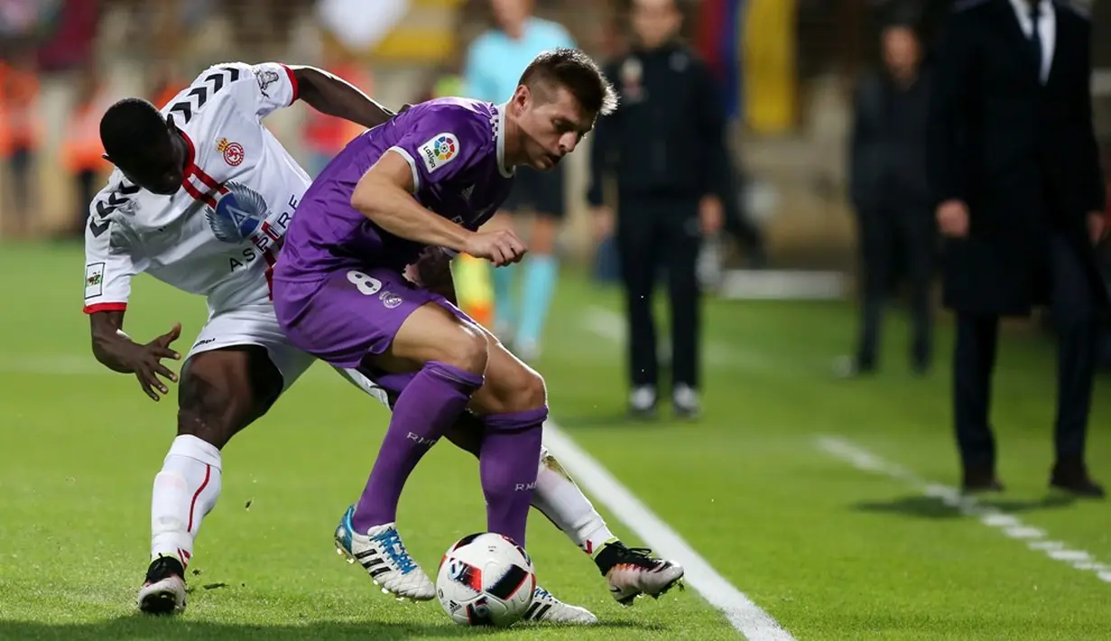Gelandang Real Madrid, Toni Kroos, berebut bola dengan pemain Cultural Leonesa, Gianni Zuiverloon, pada leg pertama babak 32 besar Copa del Rey di Reino de Leon, Leon, Rabu (26/10/2016). (AFP/Cesar Manso)