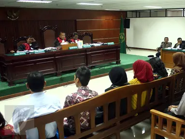 Terdakwa kasus suap gas alam Bangkalan Fuad Amin mendengarkan keterangan saksi dalam sidang lanjutan di Pengadilan Tipikor, Jakarta, Kamis (13/8). Agenda sidang Mantan Bupati Bangkalan itu guna mendengarkan keterangan 25 saksi. (Liputan6.com/Helmi Afandi)