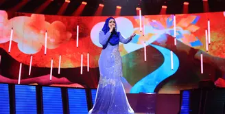 Ulang tahun begitu istimewa bagi Siti Nurhaliza tahun ini. Pasalnya, tepat di hari jadinya, ia bisa merayakan bersama dengan para penggemarnya di Indonesia. Ultah dipanggung megah menghibur penggemarnya. (Adrian Putra/Bintang.com)