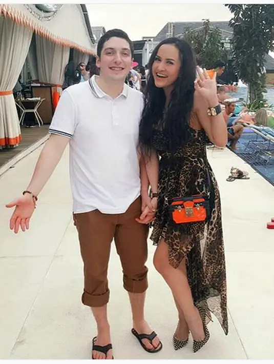 Dalam akun Instagramnya, ia terlihat sedang berlibur di pulau Dewata.  (Instagram/@alonaqueen)