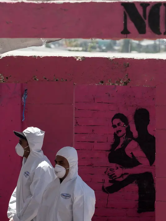 Tim forensik memeriksa sebuah kuburan massal yang ditemukan di Tijuana timur, Meksiko (17/8). Menurut pejabat setempat, lebih dari 600 fragmen tulang manusia ditemukan di perbatasan Meksiko-AS. (AFP Photo/Guillermo Arias)