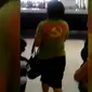 Seorang wanita berkaus palu arit harus berurusan dengan pihak keamanan di Bandara Kualanamu, Deli Serdang, Sumatera Utara. (Liputan6.com/Reza Perdana)