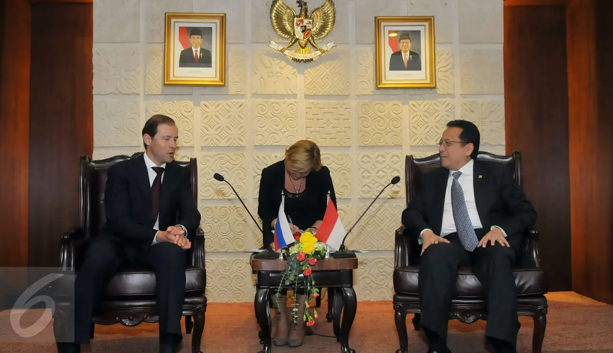 Ketua DPD RI Irman Gusman (kanan) berbincang dengan Menteri Perindustrian dan Perdagangan Rusia Denis Manturov di kantor DPD RI Jakarta, Jumat (8/1). Denis Manturov untuk membahas kerja sama ekonomi antara Indonesia dan Rusia. (Liputan6.com/Faisal R Syam)