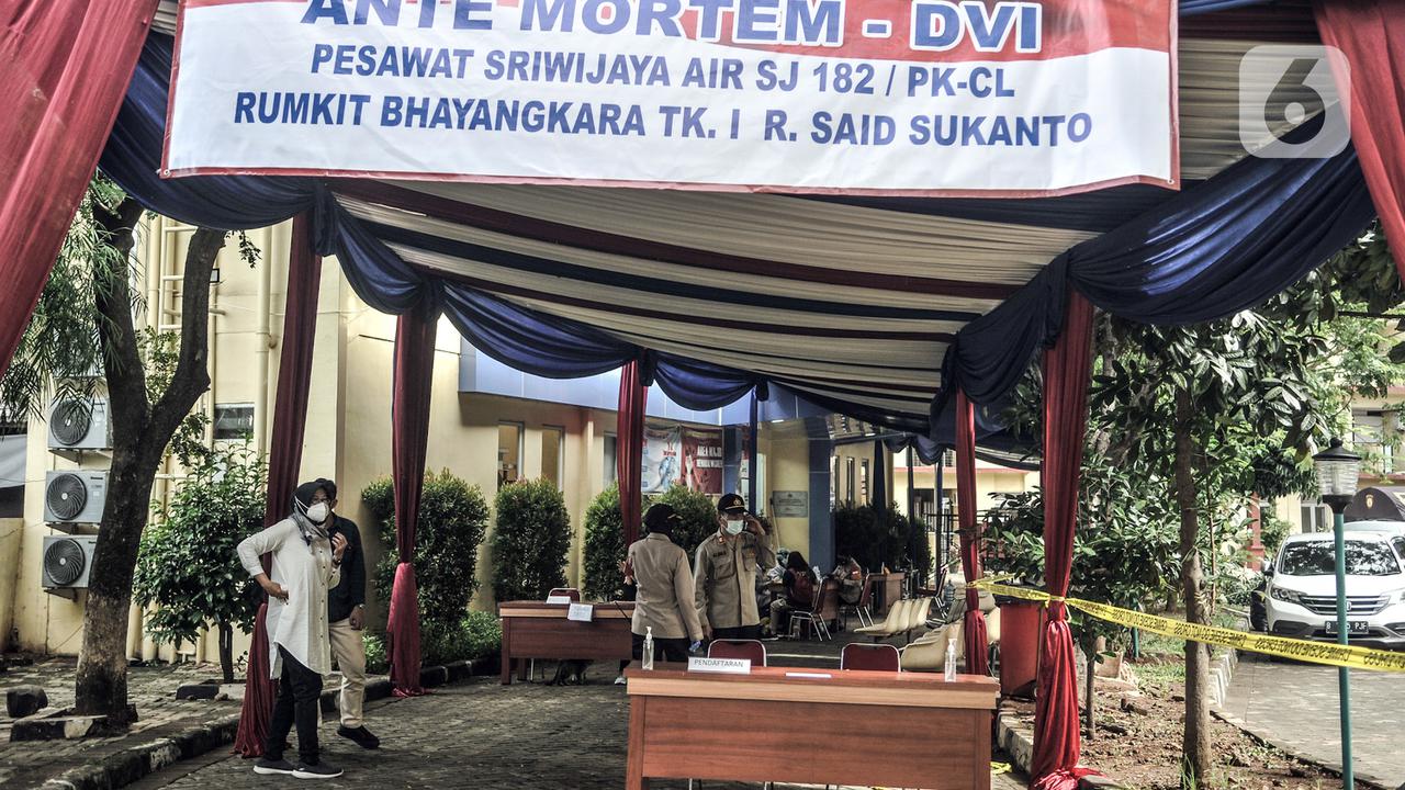 FOTO: Keluarga Korban Kecelakaan Sriwijaya Air SJ 182 Datangi Posko Ante Mortem RS Polri