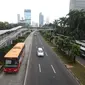 Suasana arus lalu lintas di Jalan Sudirman, Jakarta,Senin (11/7). Meskipun libur cuti bersama telah usai, Jalanan protokol Jakarta masih sepi. (Liputan6.com/Immanuel Antonius)