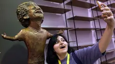 Seorang peserta World Youth Forum berswafoto dengan patung bintang Liverpool, Mohamed Salah yang mulai dipamerkan di Sharm al-Sheikh, Mesir, Senin (5/11). Namun, bukannya menarik pujian, patung Mo Salah tersebut malah mendapat ejekan. (AP/Ayman Aref)