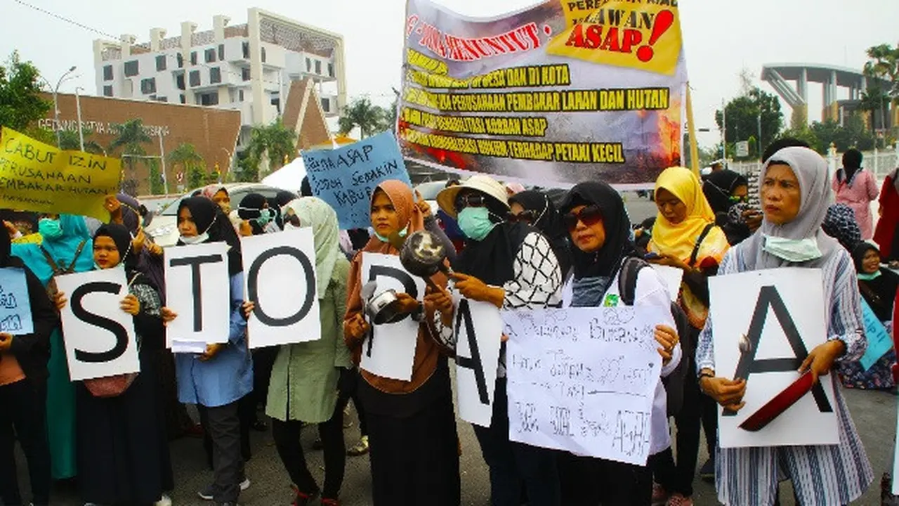 Puluhan emak-emak demonstrasi mendesak pemerintah merehabilitasi korban kabut asap.