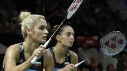 Pebulutangkis Bulgaria, Gabriela Stoeva / Stefani Stoeva, tampak fokus saat melawan pasangan Indonesia pada Indonesia Masters 2019 di Istora Senayan, Jakarta, Rabu (23/1). Stoeva bersaudara gagal lolos ke babak kedua. (Bola.com/M. Iqbal Ichsan)