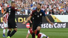 Clint Dempsey mencetak gol tunggal kemenangan AS atas Paraguay dalam laga Grup A Copa America Centenario 2016 di Stadion Lincoln Financial Field, Philadelphia, AS, Minggu (12/6/2016) WIB. (AFP/Don Emmert)