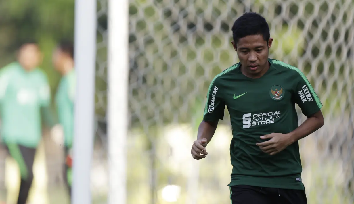 Pemain Timnas Indonesia U-22, Evan Dimas, berlatih terpisah karena cedera di Lapangan F Senayan, Jakarta, Jumat (15/11). Latihan ini persiapan jelang Sea Games 2019 Filipina. (Bola.com/Vitalis Yogi Trisna)