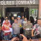 Polres Jombang menangkap MHS alias Daim (55) warga Dusun Sambongduran Jombang, menganiaya hingga tewas wartawan online di Jombang. (Dian Kurniawan/Liputan6.com)