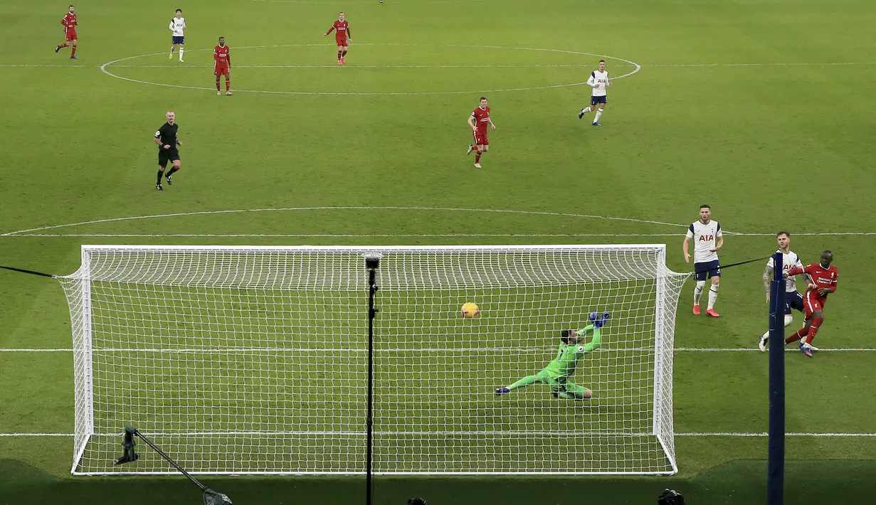 Pemain Liverpool, Sadio Mane (kanan) berhasil menjebol gawang Tottenham Hotspur dalam pertandingan lanjutan Liga Inggris 2020/2021 di Tottenham Hotspur Stadium, Jumat (29/1/2021) dini hari. (Foto: AP/Pool/Catherine Ivill)