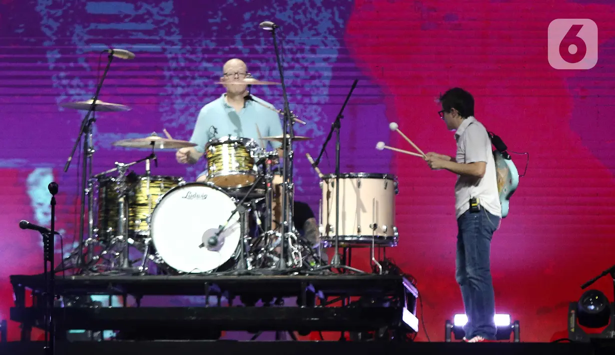 Grup musik asal California, Weezer saat tampil memeriahkan Soundrenaline di Allianz Ecopark, Ancol, Jakarta Utara, Sabtu (26/11/2022). Weezer tampil memeriahkan Soundrenaline 2022 dengan membawakan lagu  Beverly Hills, dan Anak Sekolah milik Chrisye. (Liputan6.com/Herman Zakharia)