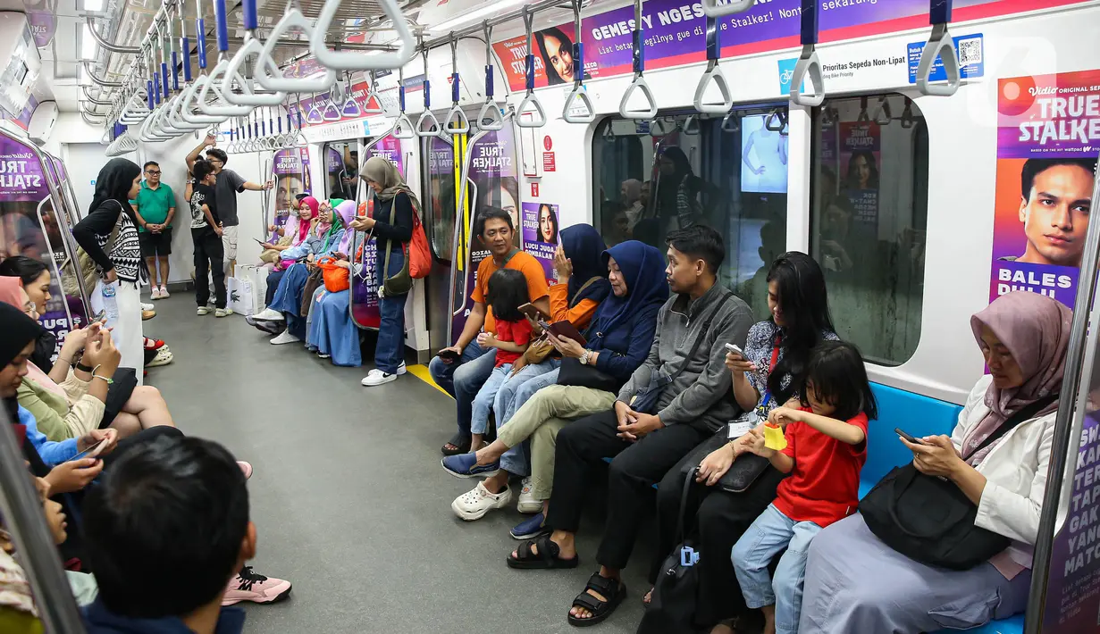 Sebelumnya diinformasikan bahwa pada hari pergantian tahun layanan Transjakarta akan beroperasi sepanjang 24 jam pada 13 koridor utama. (Liputan6.com/Angga Yuniar)