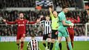 Kiper Newcastle United, Nick Pope, mendapat kartu merah saat melawan Liverpool pada laga pekan ke-24 Premier League 2022/2023 di St James' Park, Minggu (19/2/2023). Bermain dengan 10 orang, The Magpies menyerah dua gol tanpa balas. (AFP/Oli Scarff)
