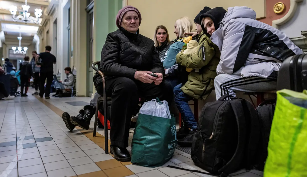 Pengungsi dari Ukraina menunggu di stasiun kereta api di Przemysl, Polandia tenggara, pada 5 April 2022. Lebih dari 4,2 juta pengungsi Ukraina telah meninggalkan negara itu sejak invasi Rusia, kata PBB. (Wojtek RADWANSKI / AFP)