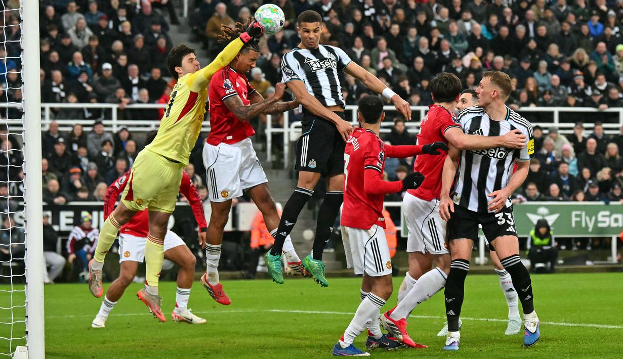 Setan Merah takluk dari tuan rumah meski unggul jumlah pemain. Newcastle harus kehilangan satu pemain mereka, Jacob Ramsey pada menit ke-45+1 setelah terkena akumulasi dua kartu kuning dari wasit. (AFP/Andy Buchanan)