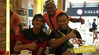 Muchlis Hadi bersama suporter dari Indonesia di Bandara Soekarno Hatta. Ia terbang ke Filipina menyusul Timnas Indonesia. (Bola.com/Istimewa)