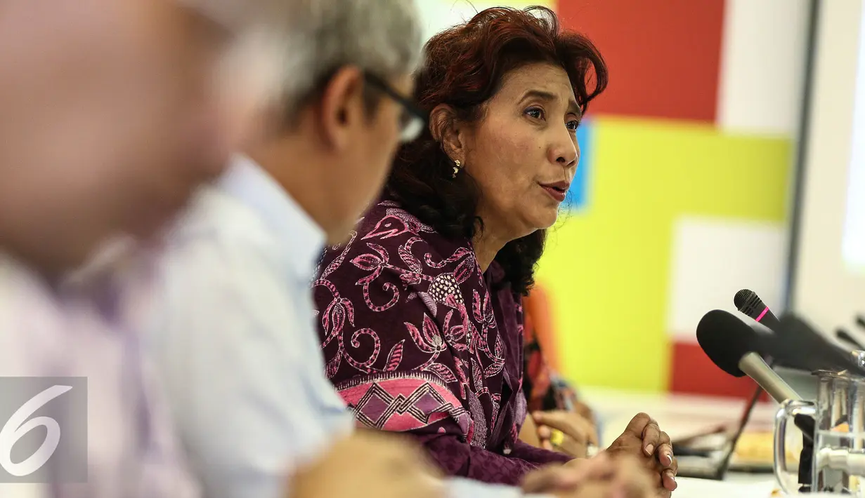 Menteri Kelautan dan Perikanan, Susi Pudjiastuti memberikan keterangan pers di Kementerian Kelautan dan Perikanan, Jakarta, Selasa (26/7). (Liputan6.com/Faizal Fanani)