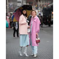 Musim hujan datang, persiapkan diri agar tetap hangat degan inspirasi gaya stylish yang bisa kamu ikuti. (Foto: Instagram/ @Joannatotlici)