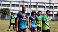 David da Silva dan pemain Persib Bandung lainnya berlatih di Stadion Persib, Jalan Ahmad Yani, Kota Bandung, Senin (11/7/2022). (Bola.com/Erwin Snaz)
