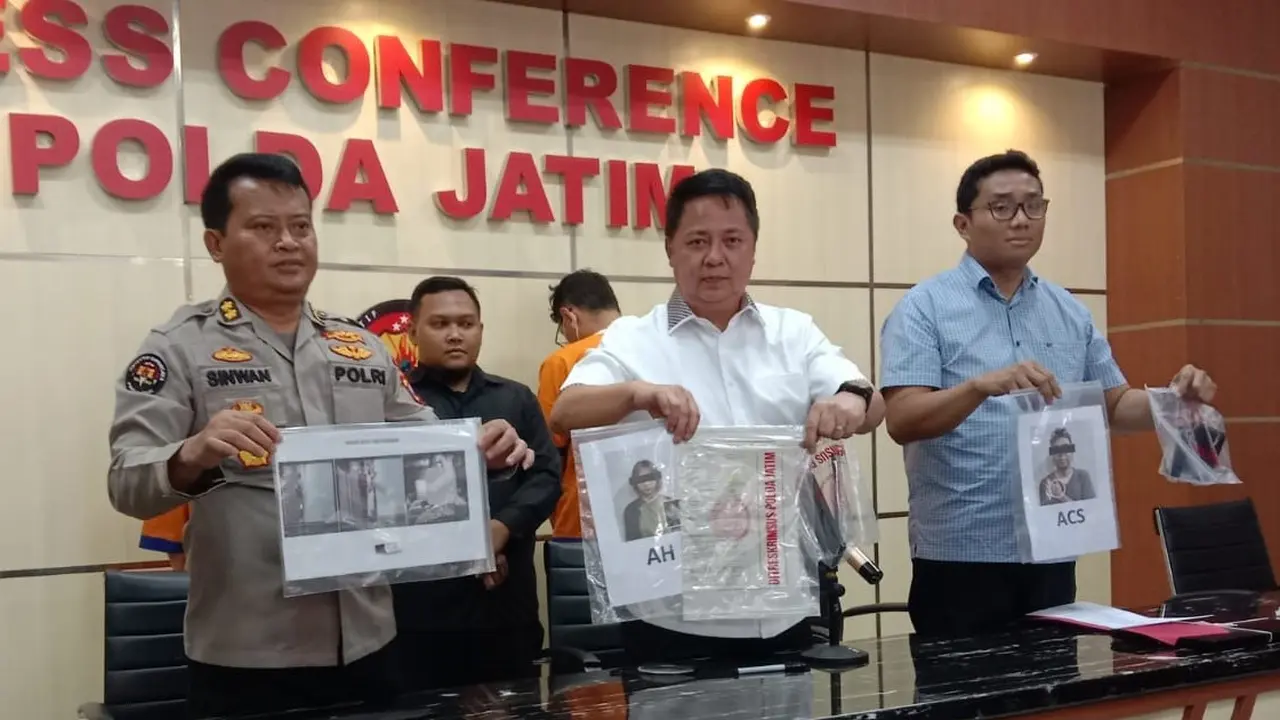 Polda Jatim saat menggelar jumpa pers kasus video porno Kebaya Merah. (Dian Kurniawan/Liputan6.com)