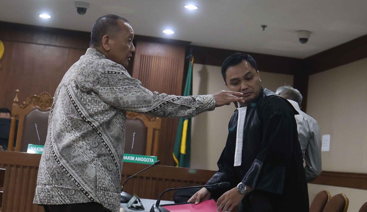 Untuk diketahui, persidangan ini berkaitan dengan dugaan penerimaan gratifikasi senilai Rp137 miliar oleh Nurhadi yang kemudian disamarkan melalui berbagai aset (pencucian uang). Tampak dalam foto, terdakwa kasus dugaan gratifikasi dan Tindak Pidana Pencucian Uang (TPPU) yang juga mantan Sekretaris Mahkamah Agung (MA), Nurhadi (kiri), usai mengikuti sidang pembacaan putusan di Pengadilan Tindak Pidana Korupsi (Tipikor) Jakarta, Rabu (1/4/2026). (Kapanlagi.com/Budy Susanto)