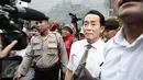 Ayah Wayan Mirna, Darmawan Salihin berjalan meninggalkan PN Jakarta Pusat, Rabu (15/6/2016). Tidak banyak kata yang terucap dari Darmawan saat diwawancara awak media terkait sidang perdana Jessica Kumala Wongso. (Liputan6.com/Faizal Fanani)